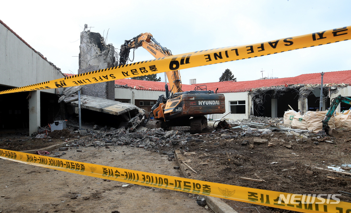 [제주=뉴시스] 우장호 기자 = 23일 오전 제주대학교 내 건물 철거 공사 현장에서 구조물이 작업 중인 굴삭기를 덮쳐 근로자 1명이 숨지는 사고가 발생했다. 사진은 사고 현장 모습. 2022.02.23 woo1223@newsis.com