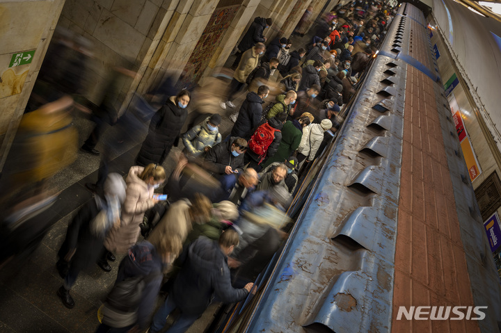[키예프=AP/뉴시스] 23일(현지시간) 우크라이나 키예프에서 시민들이 열차를 타고 있다. 2022.02.24.