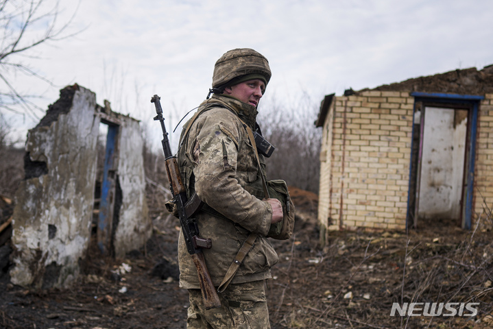 [스비틀로다르스크=AP/뉴시스] 우크라이나 군인이 23일(현지시간) 우크라이나 동부 스비틀로다르스크 인근에서 근무를 서고 있다. 2022.02.24.