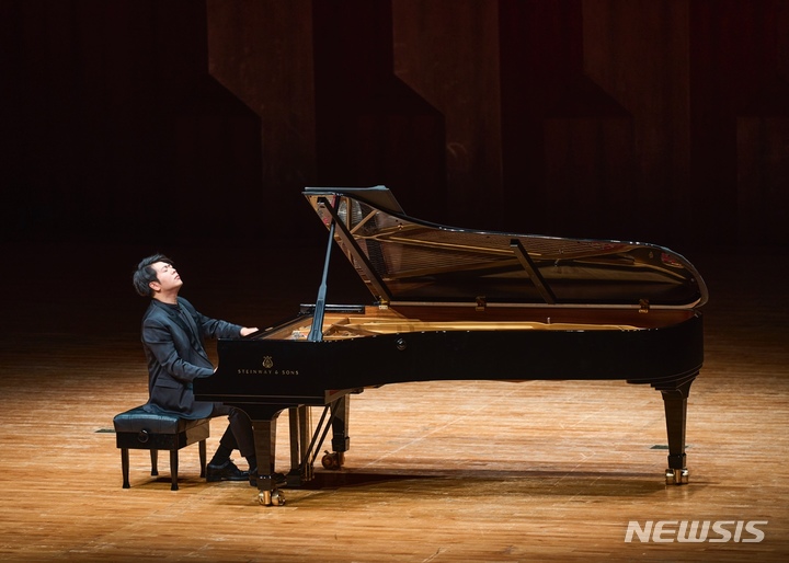 [서울=뉴시스] 중국 출신의 세계적 피아니스트 랑랑의 내한 공연이 지난 23일 서울 예술의전당 콘서트홀에서 열렸다. (사진=마스트미디어 제공) 2022.02.26. photo@newsis.com *재판매 및 DB 금지