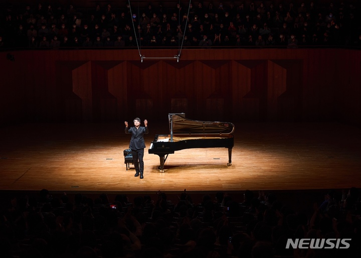[서울=뉴시스] 중국 출신의 세계적 피아니스트 랑랑의 내한 공연이 지난 23일 서울 예술의전당 콘서트홀에서 열렸다. (사진=마스트미디어 제공) 2022.02.26. photo@newsis.com *재판매 및 DB 금지