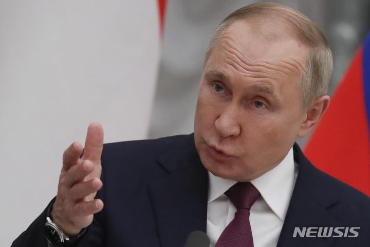 [모스크바(러시아)=AP/뉴시스]지난 1일 블라디미르 푸틴 러시아 대통령이 모스크바에서 열린 기자회견에서 연설하고 있다. 푸틴 대통령은 27일 우크라이나 침공으로 서방과의 긴장이 고조되는 가운데 러시아 핵 억지력에 경계 태세를 취하라고 지시했다. 2021.02.27.