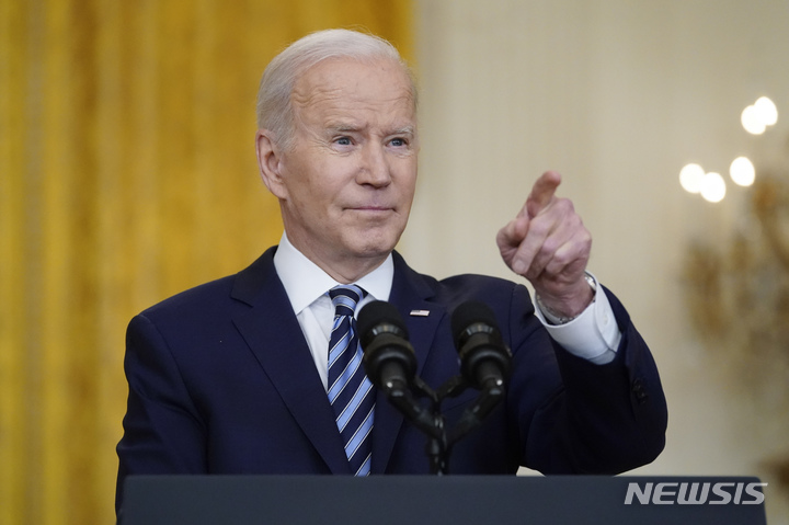 [워싱턴=AP/뉴시스]조 바이든 미국 대통령이 24일(현지시간) 백악관 이스트룸에서 러시아의 우크라이나 침공에 맞선 새로운 제재 발표 후 기자들의 질문을 받고 있다. 2022.02.24.