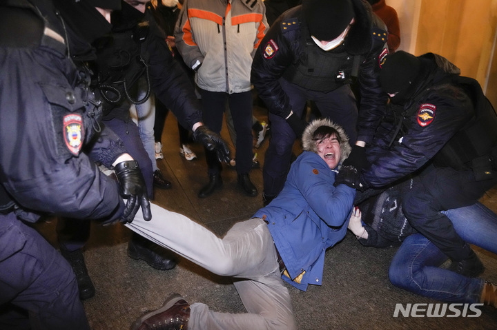 [상트페테르부르크=AP/뉴시스] 24일(현지시간) 러시아 상트페테르부르크에서 경찰이 반전 시위 참가자를 체포하고 있다. 이날 러시아 전역에서 러시아의 우크라이나 침공에 항의하는 시위가 벌어져 모스크바와 상트페테르부르크에서만 1천여 명이 체포됐다. 2022.02.25.