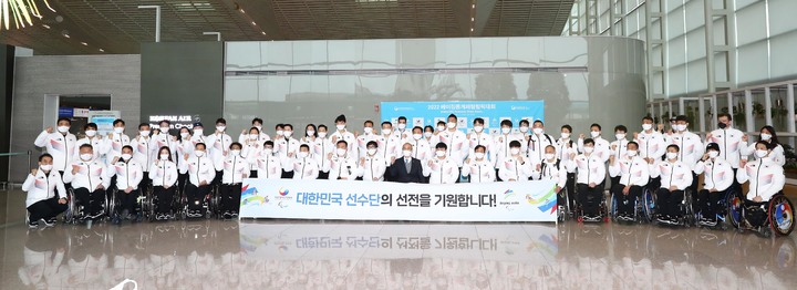 [서울=뉴시스] 25일 인천공항에서 열린 2022 베이징 동계패럴림픽대회 국가대표 선수단 출영식에서 선수단이 기념사진을 촬영하고 있다. (사진=대한장애인체육회 제공) 2022.02.25. photo@newsis.com *재판매 및 DB 금지