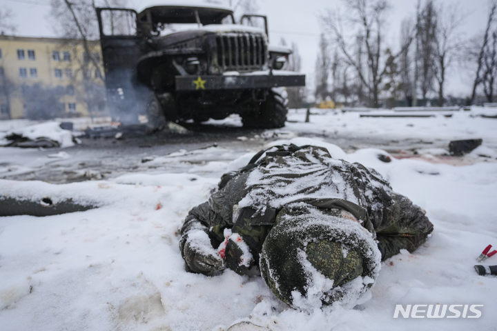 [하르키우=AP/뉴시스] 25일(현지시간) 우크라이나 하르키우 외곽에 한 군인의 시신이 파괴된 러시아군 방사포 차량 주변에 눈에 덮인 채 놓여 있다. 볼로디미르 젤렌스키 우크라이나 대통령은 "러시아군이 오늘 밤 키예프를 칠 것"이라며 러시아군의 야간 총공세를 예상했다. 2022.02.26.
