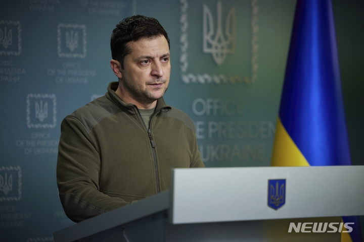 [키예프=AP/뉴시스] 볼로디미르 젤렌스키 우크라이나 대통령이 지난 25일(현지시간) 우크라이나 키예프에서 대국민 연설을 하고 있다. 2022.02.27.