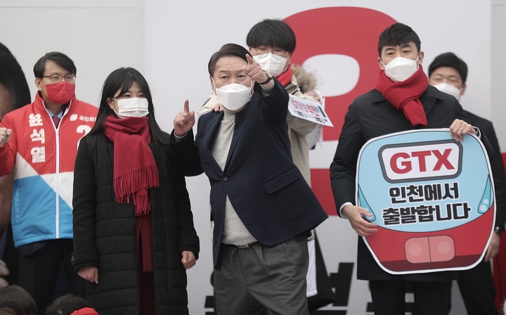 [인천=뉴시스] 전신 기자 = 윤석열 국민의힘 대선 후보가 26일 인천 연수구 스퀘어원 앞에서 시민들을 향해 지지를 호소하고 있다. (사진=국민의힘 선대본 제공) 2022.02.26. photo@newsis.com *재판매 및 DB 금지