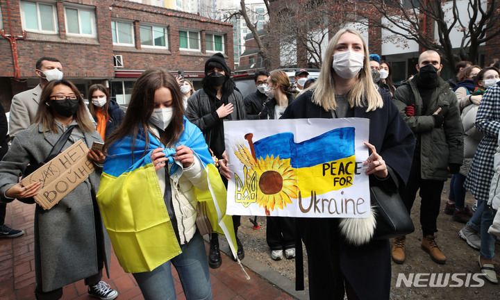 [서울=뉴시스] 조수정 기자 = 러시아가 우크라이나를 침공한 가운데 재한 우크라이나인들이 26일 서울 마포구에서 기도회 참석한 뒤 국기를 들고 평화를 기원하고 있다. 2022.02.26. chocrystal@newsis.com