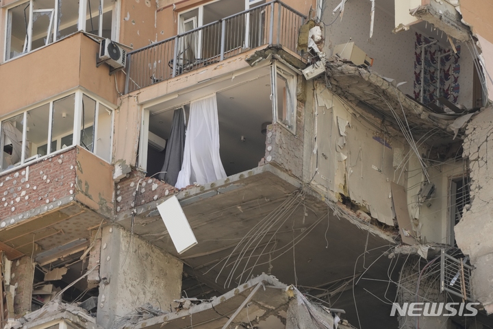 [키예프=AP/뉴시스] 지난 26일(현지시간) 우크라이나 키예프시에 있는 한 아파트가 로켓 공격으로 일부 파손돼 있다. 2022.02.27.
