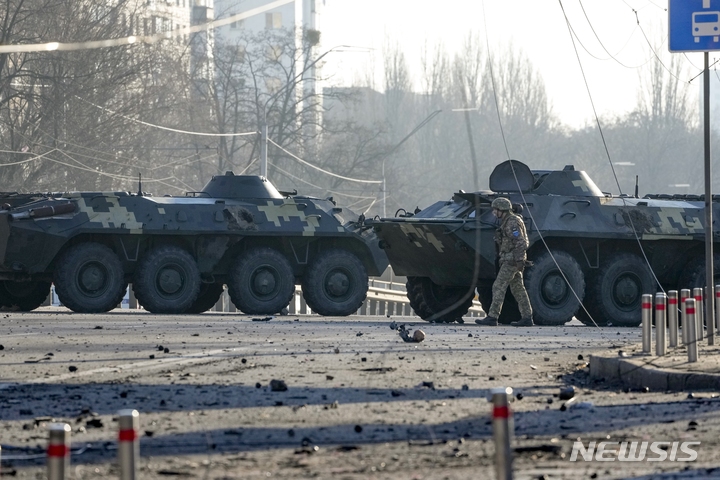[키예프=AP/뉴시스] 지난 26일(현지시간) 우크라이나 키예프 거리에서 우크라이나군 장갑차들이 도로를 봉쇄하고 있다. 2022.02.27.