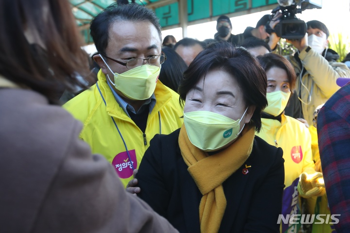 [제주=뉴시스] 양영전 기자 = 심상정 정의당 대선 후보가 27일 오전 제주민속오일시장을 찾아 지지를 호소하고 있다. 2022.02.27. 0jeoni@newsis.com 