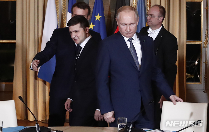 [파리=AP/뉴시스]지난 2019년 12월9일 블라디미르 푸틴 러시아 대통령(오른쪽)과 볼로디미르 젤렌스키 우크라이나 대통령이 실무회의를 위해 파리 엘리제궁에 도착하고 있다. 