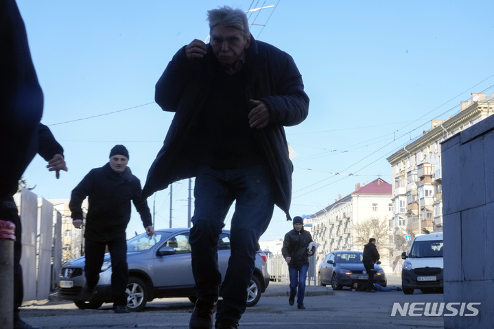 [키예프=AP/뉴시스] 지난 26일(현지시간) 우크라이나 수도 키예프에서 시민들이 포격을 피해 방공호로 달리고 있다. 2022.02.28.