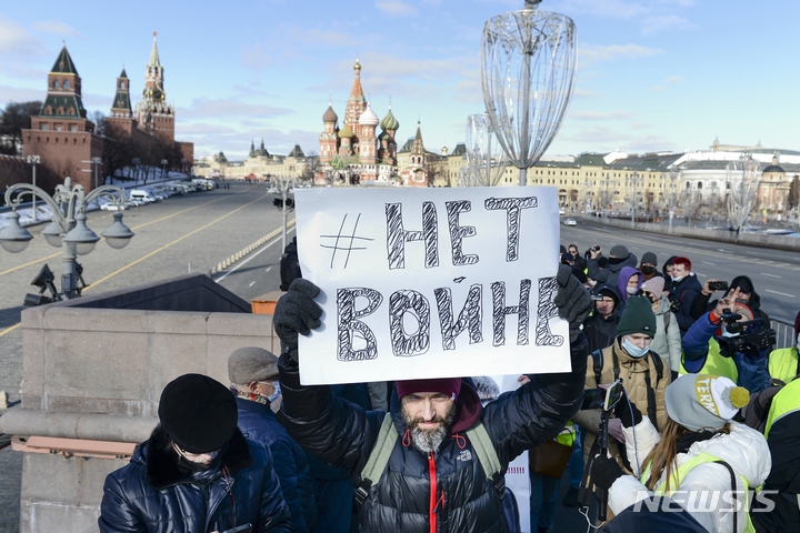 [모스크바=AP/뉴시스]러시아 수도 모스크바에서 27일 "전쟁은 안 된다"고 쓰인 포스터를 든 남성을 앞세운 전쟁 반대 시위대가 가두행진을 펼치고 있다. 블라디미르 푸틴 러시아 대통령이 이날 우크라이나 침공으로 서방과의 긴장이 고조되는 가운데 러시아 핵 억지력에 경계 태세를 취하라고 지시한 가운데 모스크바를 비롯해 시베리아에 이르기까지 러시아의 많은 도시들에서 러시아의 우크라이나 침공에 반대하는 시위가 벌어져 32개 도시에서 최소 356명이 경찰에 체포됐다. 2022.2.27