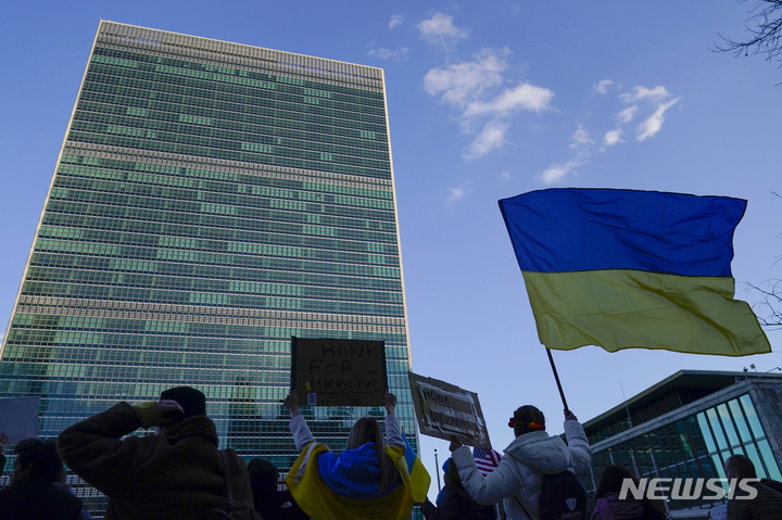 [뉴욕=AP/뉴시스] 27일(현지시간) 미국 뉴욕의 유엔본부 앞에서 시민들이 우크라이나를 지지하는 집회를 하고 있다. 유엔은 28일 오후 긴급 특별총회를 열고 우크라이나의 인도주의적 위기에 대해 논의한다. 2022.02.28.