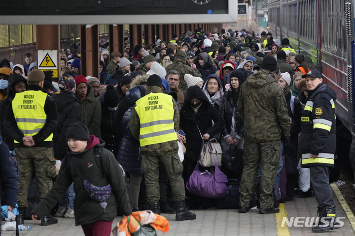 [프셰미슐=AP/뉴시스] 27일(현지시간) 폴란드의 프셰미슐 기차역에 우크라이나 난민들이 도착해 몰려나오고 있다. 2022.02.28.