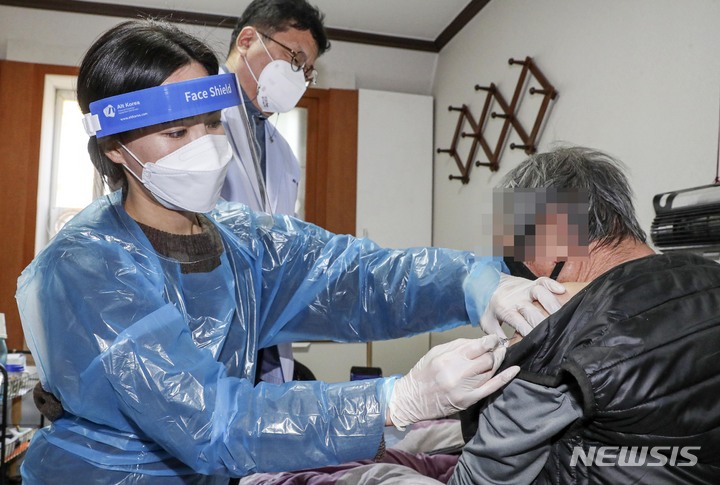 [부산=뉴시스] 하경민 기자 = 부산 남구 보건소 의료진이 남구의 한 가정집을 방문, 거동이 불편한 노인에게 노바백스 백신을 주사하고 있다. 2022.02.28. yulnetphoto@newsis.com