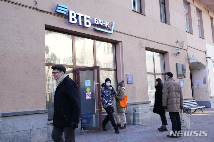 [모스크바=AP/뉴시스] 서방 경제 제재 첫날인 28일(현지시간) 러시아 모스크바 시민들이 은행 앞에서 현금인출 순서를 기다리고 있다. 2022.02.28