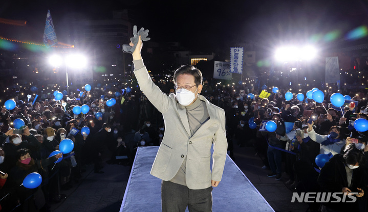 [안동=뉴시스] 최동준 기자 = 이재명 더불어민주당 대선 후보가 28일 경북 안동 웅부공원에서 유세를 열고 지지를 호소하고 있다. 2022.02.28. photocdj@newsis.com