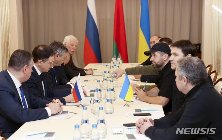 [AP/뉴시스] 28일 벨라루스 고멜에서 우크라이나(오른쪽)와 러시아 대표단이 만나 협상 대화하고 있다