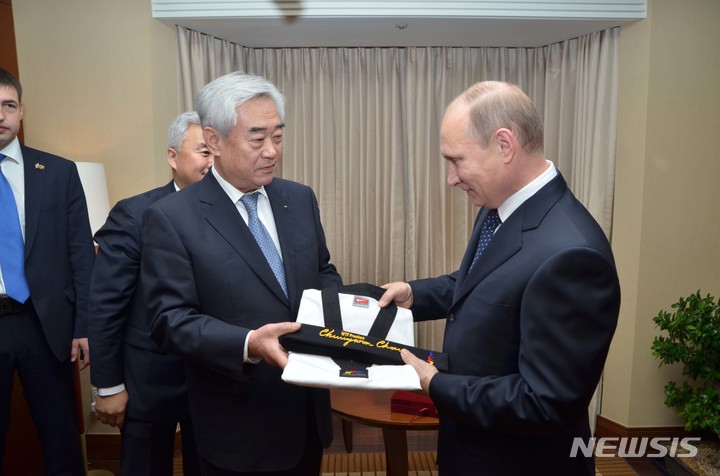 [서울=뉴시스]조정원(왼쪽) 세계태권도연맹 총재가 13일 오후 서울 소공동 롯데호텔에서 국빈 방한 중인 블라디미르 푸틴 러시아 대통령을 접견, 명예 9단증 및 도복을 수여하고 있다. 2013.11.13. (사진=세계태권도연맹 제공)