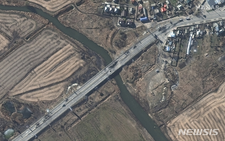 [이르핀=AP/뉴시스] 막사 테크놀로지가 제공한 위성 사진에 2월 28일(현지시간) 우크라이나 키예프 서쪽 이르핀에서 파괴된 차량과 손상된 다리가 보인다. 2022.03.01.