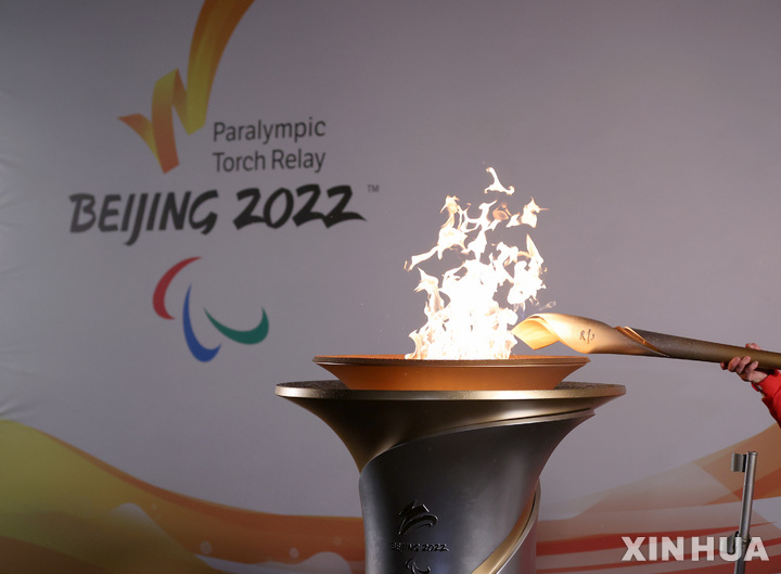 [스토크맨더빌=신화/뉴시스] 2022 베이징동계패럴림픽 성화가 영국 스토브맨더빌에서 채집되고 있다. 2022.02.28.
