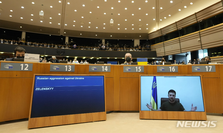 [브뤼셀(벨기에)=AP/뉴시스] 볼로디미르 젤렌스키 우크라이나 대통령이 1일(현지시간) 벨기에 브뤼셀 유럽의회에서 열린 회의에서 화상 연설을 하고 있다. 2022.03.02.