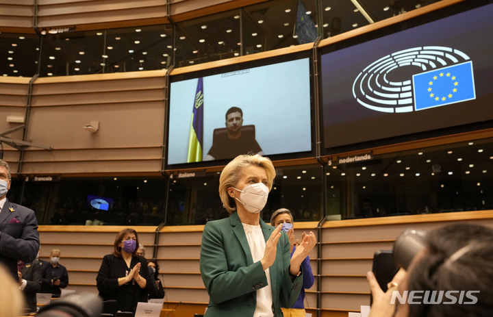 [브뤼셀(벨기에)=AP/뉴시스] 우르줄라 폰 데어라이엔 EU집행위원장이 지난 3월1일(현지시간) 벨기에 브뤼셀 유럽의회에서 볼로디미르 젤렌스키 우크라이나 대통령의 화상 연설에 기립박수를 보내고 있다. 