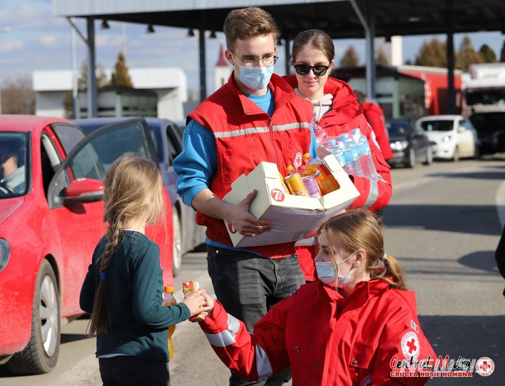 [서울=뉴시스] 루마니아적십자사 자원봉사자들이 우크라이나에서 도착하는 피난민들에게 음식과 물을 제공하고 있다. (사진제공 = 대한적십자사) *재판매 및 DB 금지. 2022.03.02. photo@newsis.com