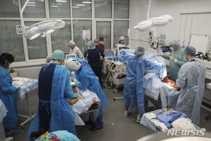 [마리우폴=AP/뉴시스] 1일(현지시간) 우크라이나 마리우폴의 한 병원에서 의료진이 주택가 포격으로 다친 부상자들을 수술하고 있다. 2022.03.02.