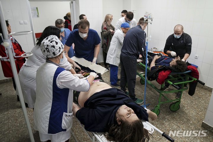 [마리우폴=AP/뉴시스] 1일(현지시간) 우크라이나 마리우폴의 한 병원에서 의료진이 주택가 포격으로 다친 부상자에 응급처치를 하고 있다. 2022.03.02.