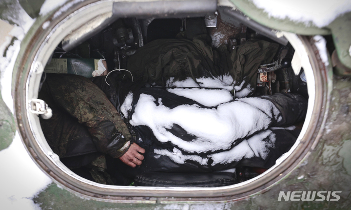 [키예프=AP/뉴시스] 1일(현지시간) 우크라이나 키예프 인근 부차 마을 도로의 군 장갑차 안에 우크라이나 병사들이 숨져 있다. 2022.03.02.