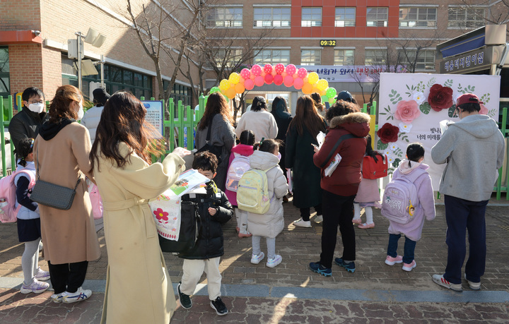 [울산=뉴시스] 배병수 기자 = 전국적으로 개학이 시작된 지난 2일 오전 울산 북구 농서초등학교1학년 신입생들이 첫 등교를 하고 있다. 2022.03.02. bbs@newsis.com