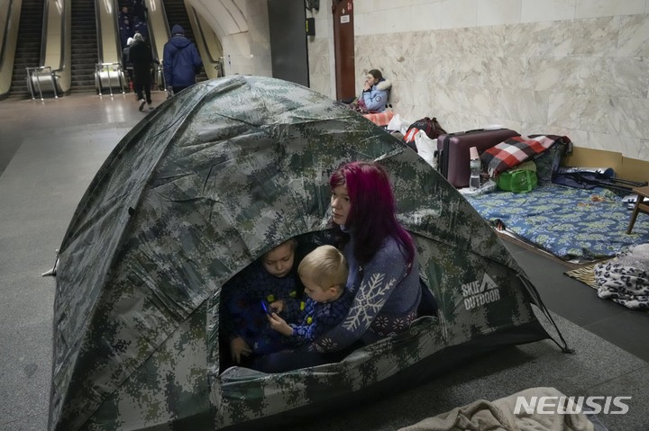 [크이우=AP/뉴시스] 2일(현지시간) 우크라이나 크이우(키예프)에서 한 여성이 방공호로 사용되는 지하철역에 텐트를 치고 아이들과 함께 대피해 있다. 러시아군의 우크라이나 민간지역 공격이 확산하면서 볼로디미르 젤렌스키 우크라이나 대통령은 이를 테러라고 칭하며 러시아를 향해 휴전 협상을 하려면 폭격을 멈추라고 말했다. 2022.03.02.