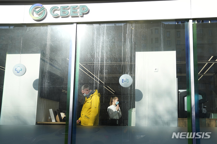 [모스크바=AP/뉴시스] 러시아 최대 은행인 스베르방크가 8일(현지시간) 서방 제재로 해외 외화 송금 서비스를 중단한다고 밝혔다. 2022.04.09 