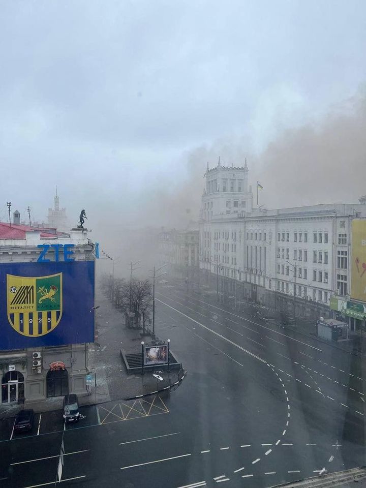 [서울=뉴시스] 지난 2일(현지시간) 우크라이나 제2 도시 하르키우 시의회 건물이 러시아군 공격으로 파손된 모습. (사진=로만 세메누하 하르키우 부주지사 페이스북) 2022.03.03. *재판매 및 DB 금지