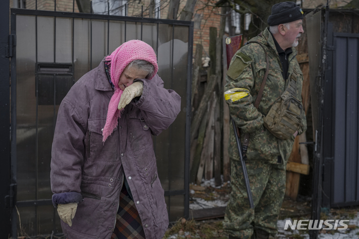 [키이우=AP/뉴시스] 2일(현지시간) 우크라이나 수도 키이우 외곽의 고렌카에서 한 여성이 러시아의 공습으로 파손된 집 앞에서 흐느끼고 있다. 2022.03.03.