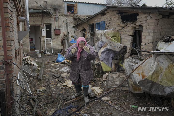 [키이우=AP/뉴시스] 지난 2일(현지시간) 우크라이나 수도 키이우 외곽 고렌카에서 한 여성이 러시아의 공습으로 파손된 집 뒤뜰을 둘러보며 눈물을 흘리고 있다. 2022.03.03.