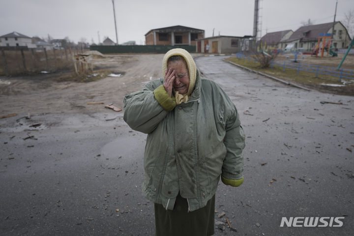 [키이우=AP/뉴시스] 2일(현지시간) 우크라이나 수도 키이우 외곽의 고렌카에서 한 여성이 러시아의 공습으로 파손된 집 밖에서 흐느끼고 있다. 2022.03.03.