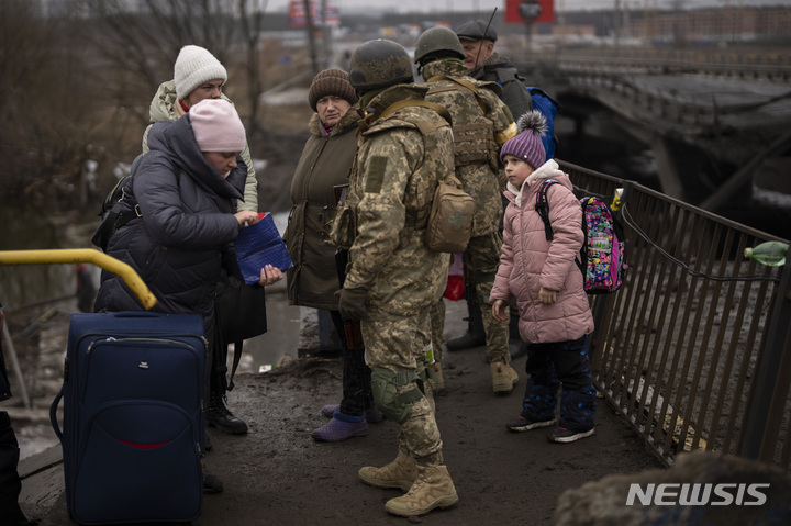 [크이우=AP/뉴시스] 2일(현지시간) 우크라이나 수도 크이우 외곽에서 우크라이나군 병사들이 피난길 주민들의 신분을 확인하고 있다. 2022.03.03.