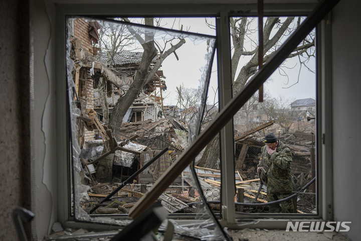 [크이우=AP/뉴시스] 2일(현지시간) 우크라이나 수도 크이우 외곽에서 우크라이나군 관계자가 러시아군의 공습으로 피해를 입은 주택을 확인하고 있다. 2022.03.03.
