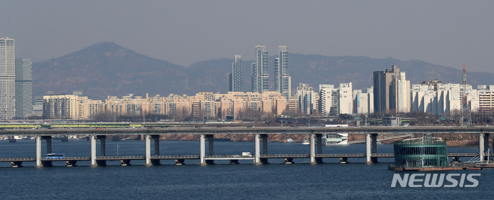 한강변 아파트 단지 모습. 뉴시스 자료사진.