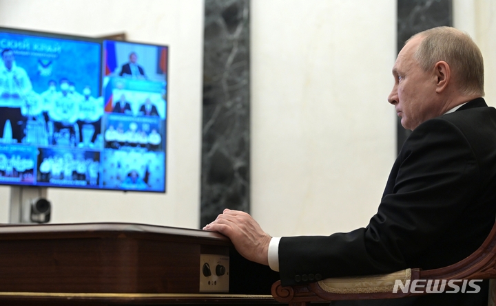 [모스크바=AP/뉴시스]블라디미르 푸틴 러시아 대통령이 러시아 패럴림픽 위원회와 화상 회의로 이야기를 나누고 있다 2022.02.21.