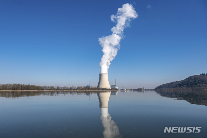 [에센바흐=AP/뉴시스]독일 에센바흐에 있는 원자력발전소 '이사르 2'에서 지난 3월 3일 연기가 피어오르고 있다. 2022.07.20.