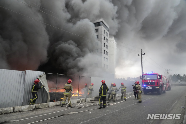 [키이우=AP/뉴시스] 3일(현지시간) 우크라이나 수도 키이우에서 소방관들이 러시아의 공습으로 발생한 물류센터 화재를 진압하고 있다. 2022.03.04.