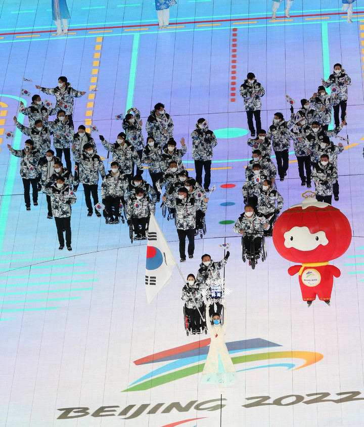 [서울=뉴시스] 한국 선수단이 4일 중국 베이징의 내셔널 스타디움에서 열린 2022 베이징동계패럴림픽 개회식에서 입장하고 있다. (사진 = 대한장애인체육회 제공) *재판매 및 DB 금지