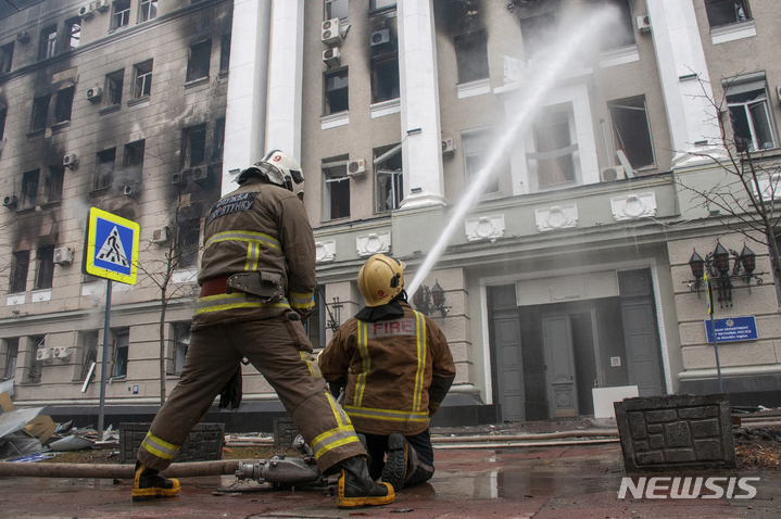 [하르키우=AP/뉴시스]3일(현지시간) 우크라이나 제2 도시 하르키우에서 소방관들이 러시아 공습을 받은 건물의 화재를 진압하고 있다. 2022.03.03.