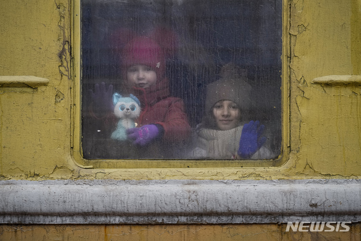 [키이우=AP/뉴시스] 3일(현지시간) 우크라이나 수도 키이우에서 난방이 되지 않은 리비우행 열차에 탑승한 어린이들이 창밖을 보고 있다. 2022.03.04.